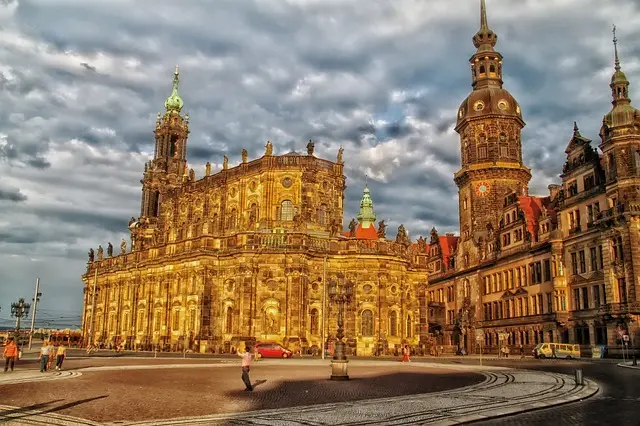 Kathedrale Sanctissimae Trinitatis - Hausmannsturm - Theaterplatz Dresden